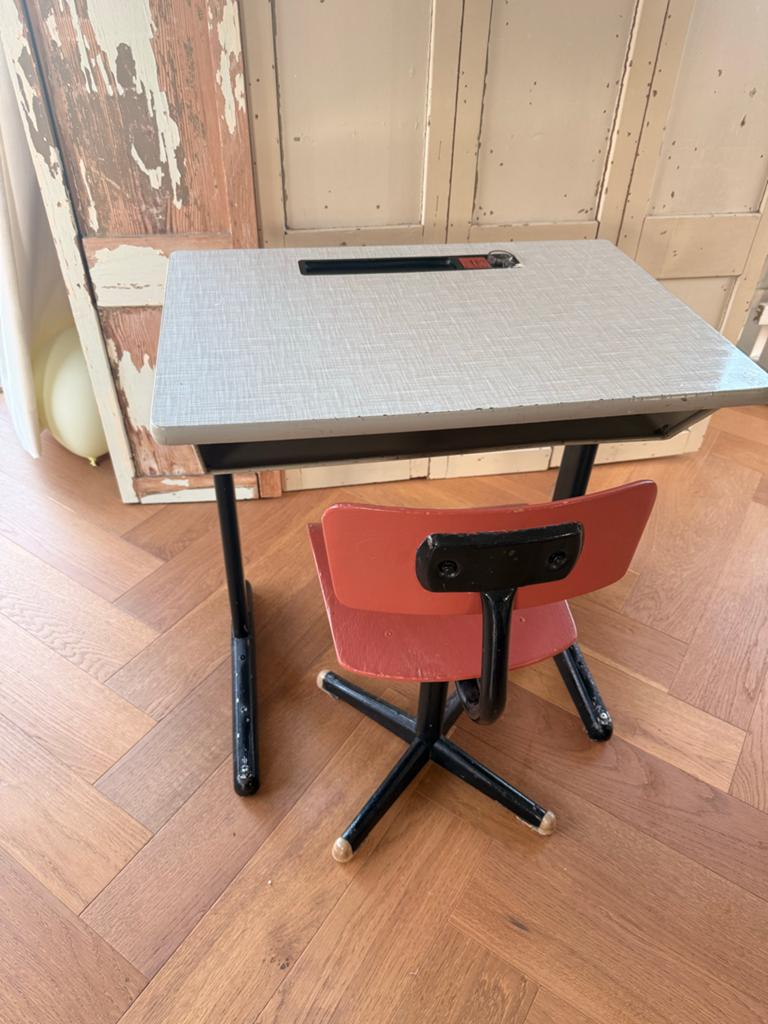 Vintage kinderbureau met stoel, schoolmeubel, Ophalen of Verzenden