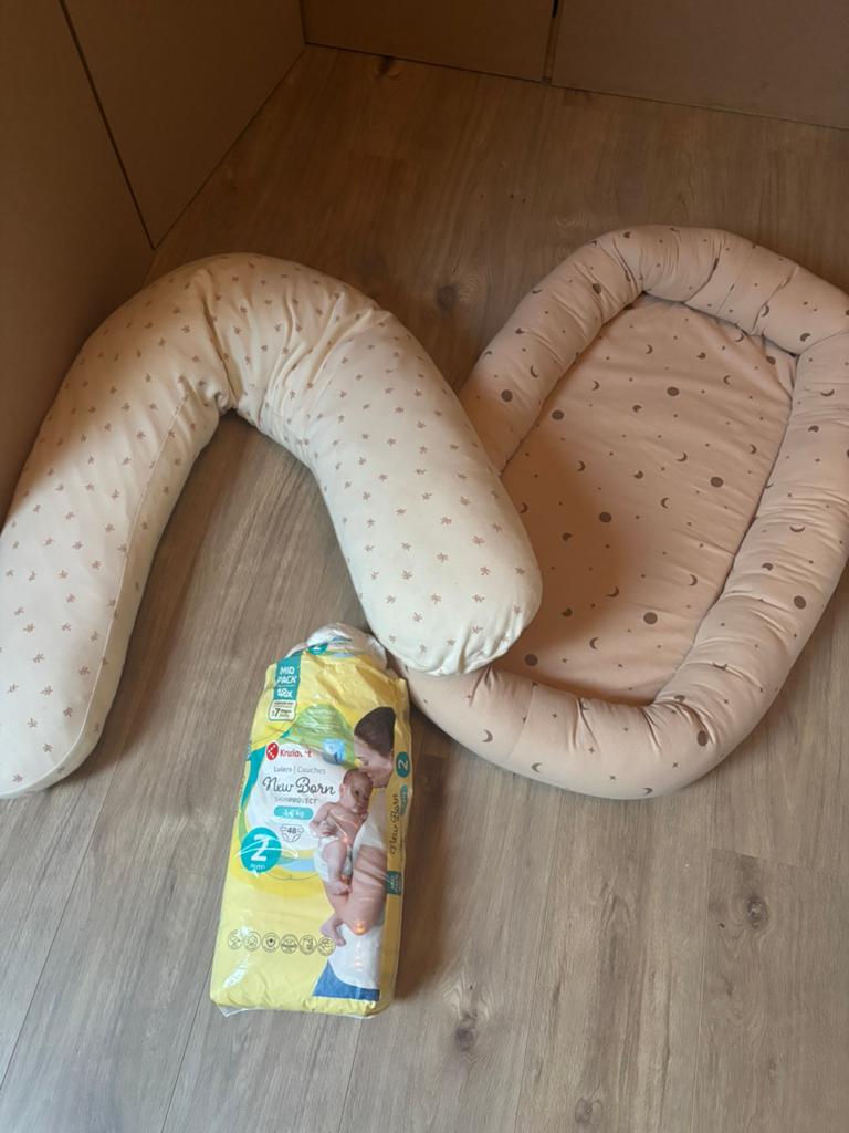 Voedingskussen, nestje en luiers (maat 2) - gratis af te hal, Kinderen en Baby's, Ophalen, Zo goed als nieuw