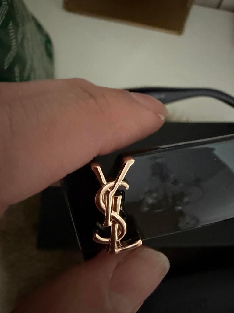 Zwarte YSL zonnebril met goudkleurig logo, Sieraden, Tassen en Uiterlijk, Zonnebrillen en Brillen | Dames, Overige merken, Zonnebril