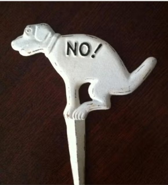 Design gietijzer beeldje met hondje wit, Ophalen of Verzenden, Zo goed als nieuw, Dier