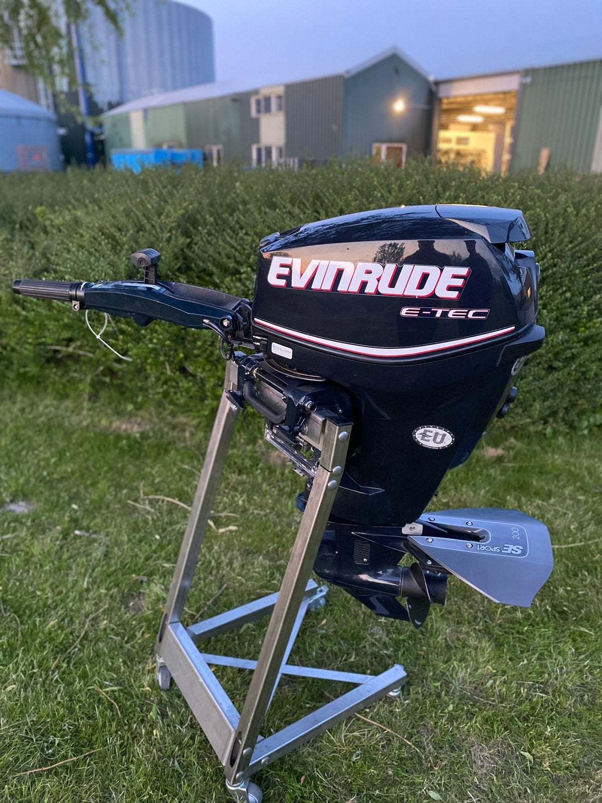 Evinrude E‑TEC motor 300 uur- Zeer netjes Direct- vaarklaar, Watersport en Boten, Buiten- en Binnenboordmotoren, Ophalen, Zo goed als nieuw