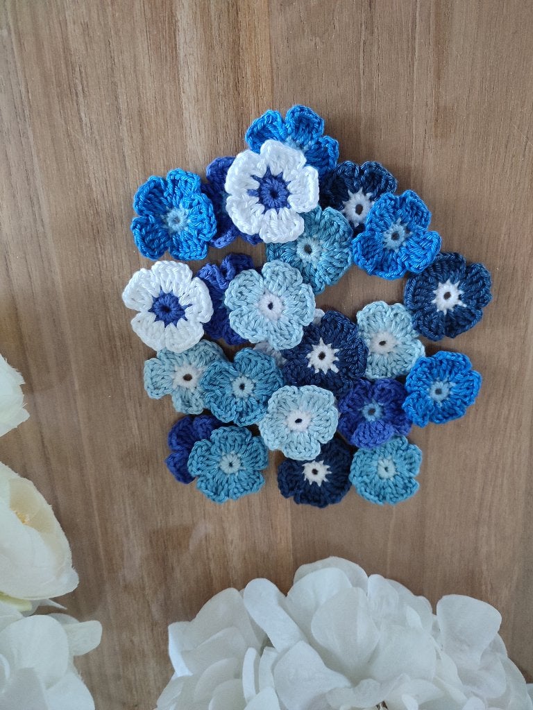 24 gehaakte bloemetjes van katoen in blauw tinten, Ophalen of Verzenden, Nieuw, Haken, Wol of Garen