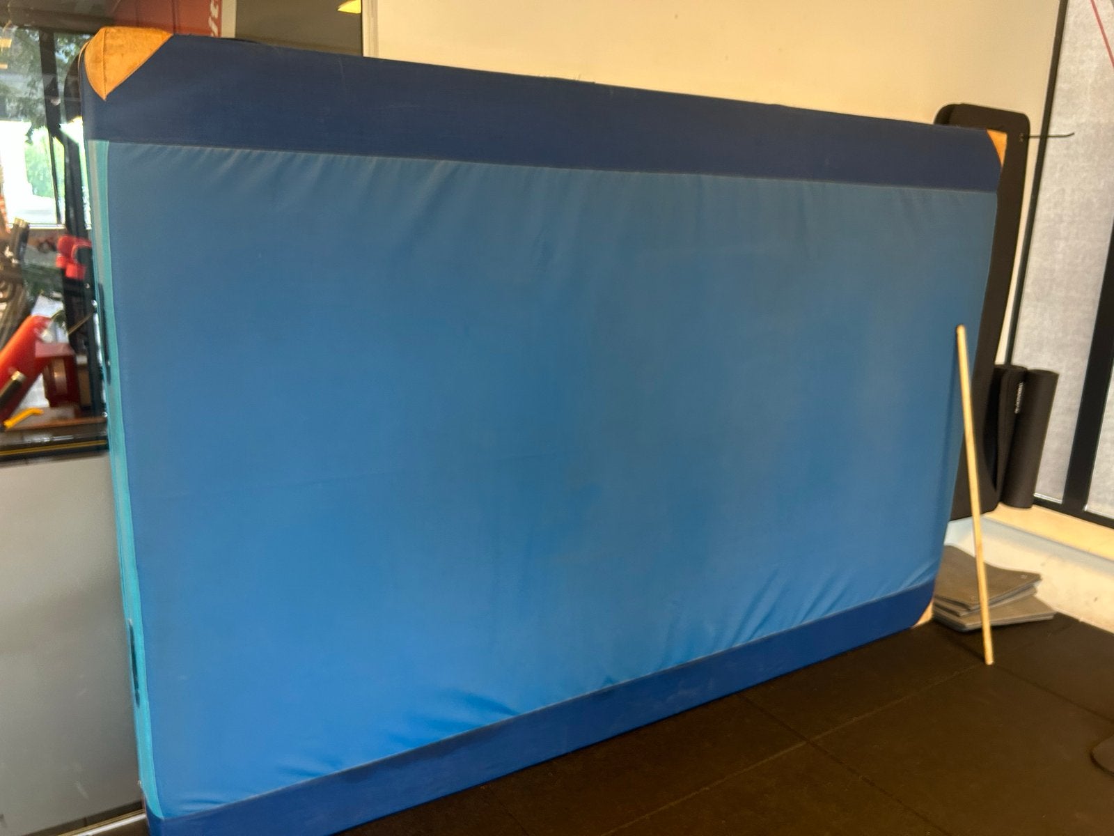 Nette valmat/gymmat met lederen hoeken voor valpreventie, Sport en Fitness, Fitnessmaterialen, Ophalen, Gebruikt, Fitnessmat
