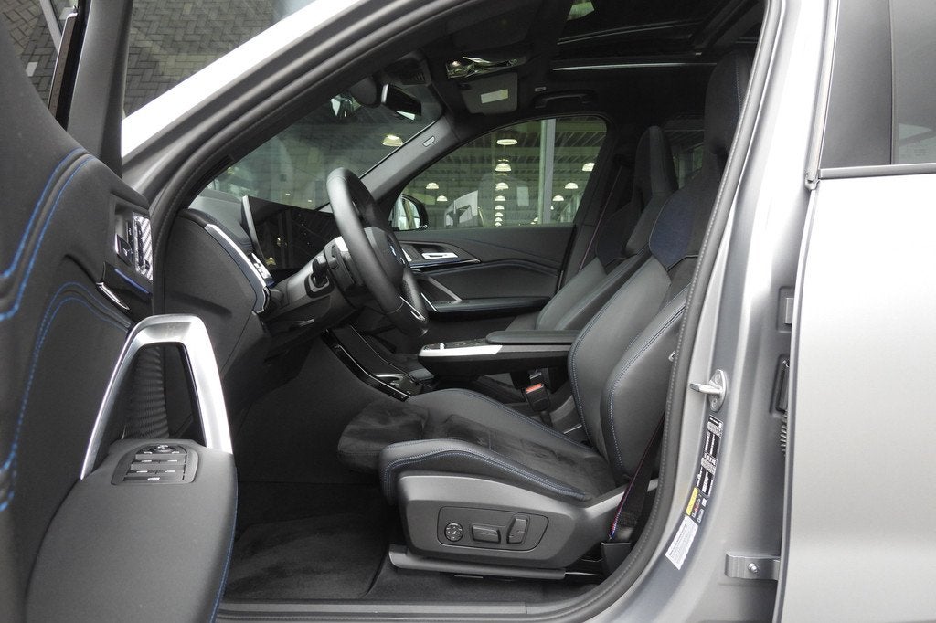 BMW iX1 eDrive20 M Sport / Panoramadak / Trekhaak / Head-Up, Auto's, BMW, Gebruikt, Met garantie (alle), 24 min, Origineel Nederlands