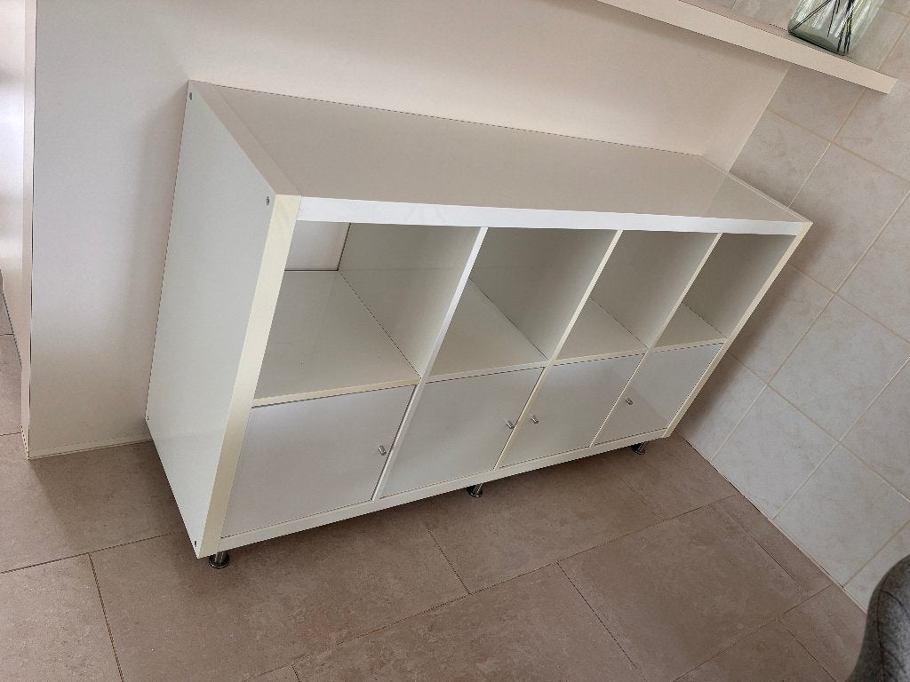 IKEA KALLAX kast wit met 4 deurtjes en chromen pootjes, Huis en Inrichting, Kasten | Wandmeubels, Ophalen, Met deur(en), Zo goed als nieuw