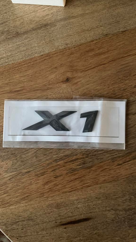 BMW X1 logo zwart glans, Auto diversen, Autostickers, Ophalen of Verzenden