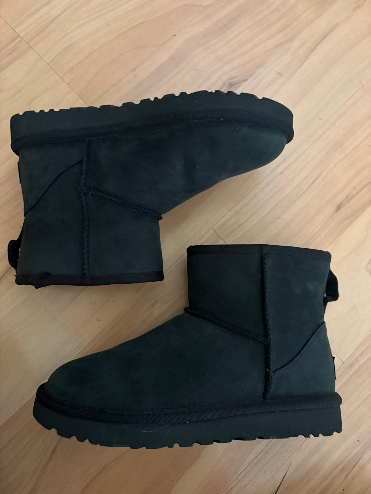 Nieuw originele zwarte Ugg mini mt 38, Zwart, Lage of Enkellaarzen, Nieuw, Ophalen of Verzenden