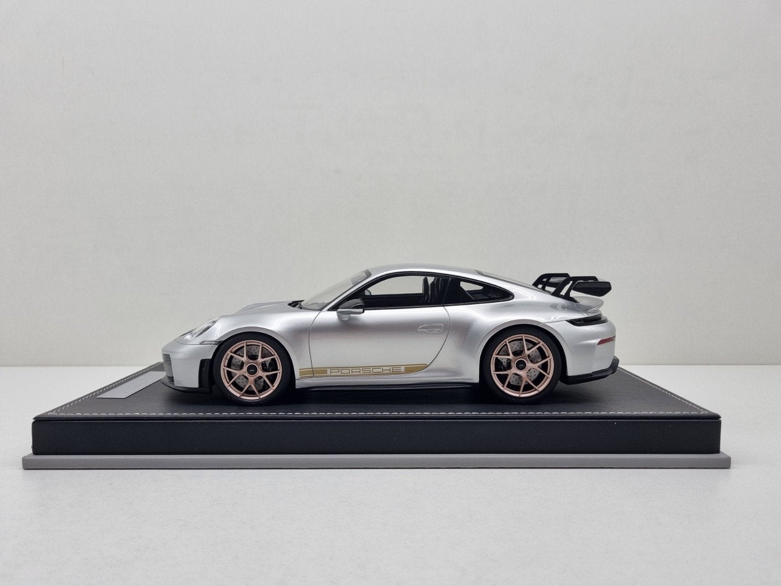 Ivy Merit
Porsche 911 (992) GT3
1/20
1:18 Nieuw, Hobby en Vrije tijd, Modelauto's | 1:18, Nieuw, Auto, Ophalen of Verzenden