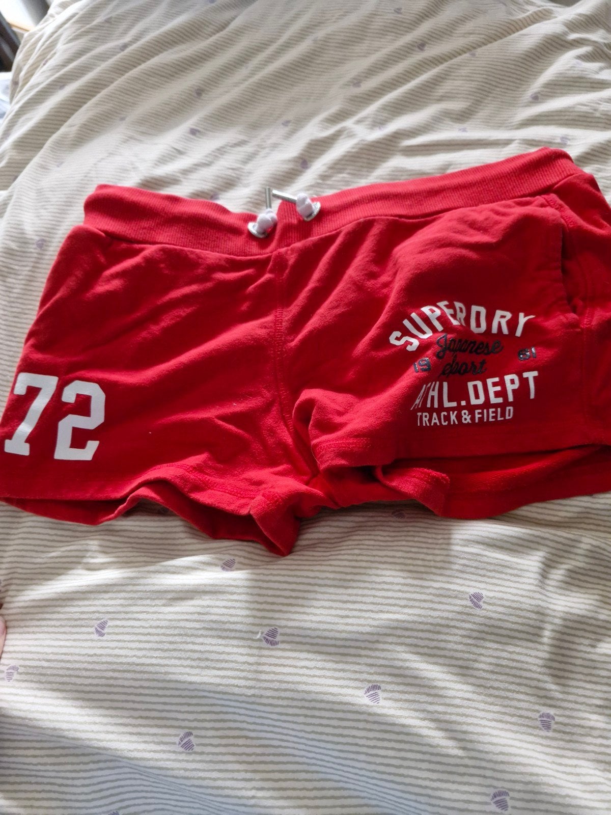 Superdry Track & Field Rode Shorts - Maat EU 42, Superdry, Ophalen of Verzenden, Zo goed als nieuw, Zwembroek of Short