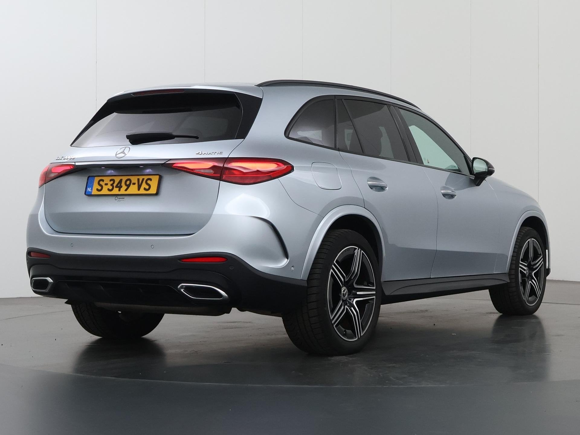 Mercedes-Benz GLC-klasse 300e 4MATIC AMG Night | Lederen bek, Auto's, Mercedes-Benz, Automaat, Gebruikt, 4 cilinders, Vierwielaandrijving