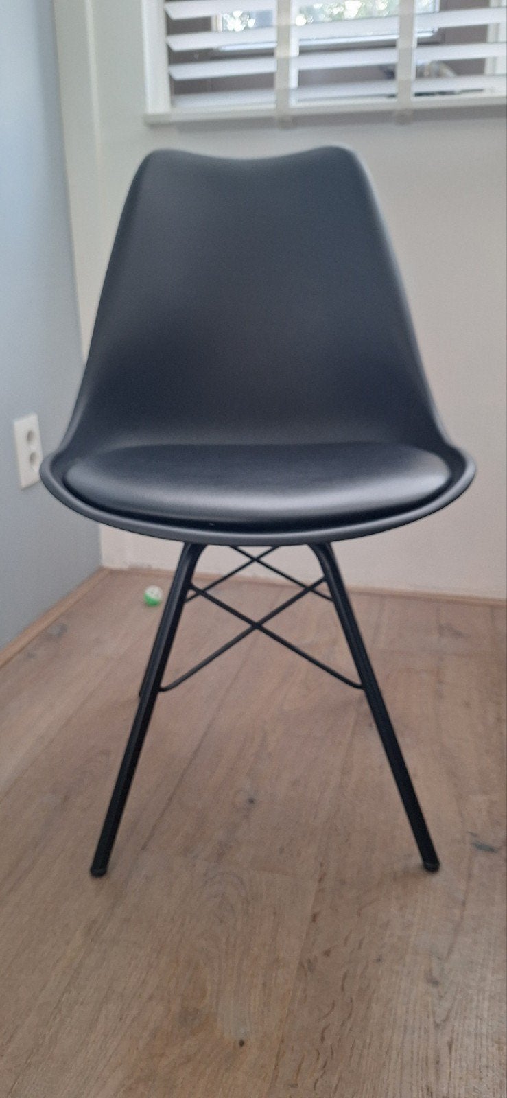 Zwarte Eames-stijl stoel met metalen onderstel, Ophalen, Gebruikt, Zwart, Modern, Eames-stijl