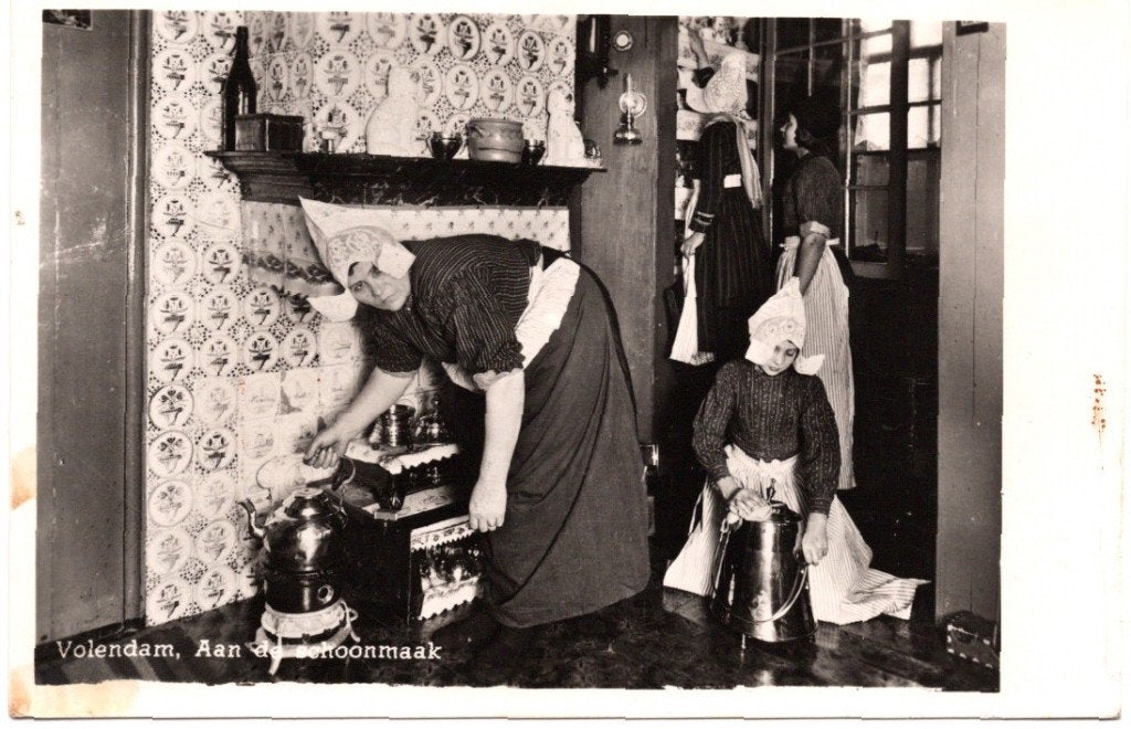 Oude Ansichtkaart Volendam Aan de Schoonmaak Gelopen 1952, Ophalen of Verzenden, 1940 tot 1960, Gelopen, Noord-Holland