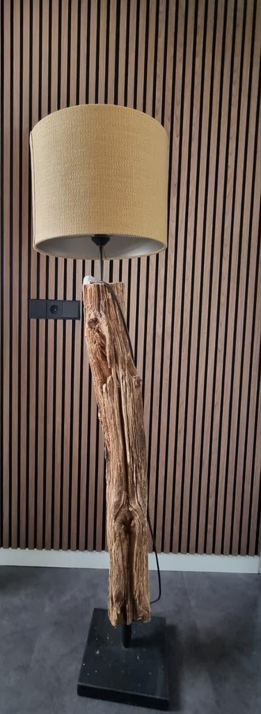 Vloerlamp met houten stam en stoffen kap, Ophalen of Verzenden, Hout, 150 tot 200 cm
