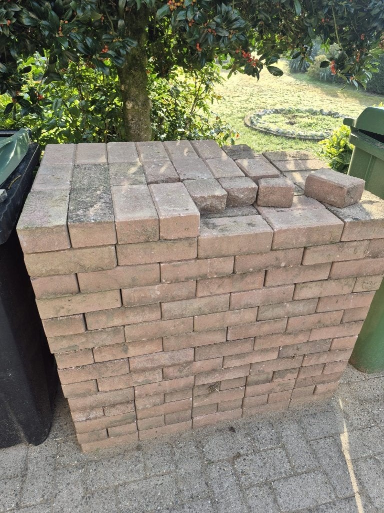 Gratis 17 m2 klinkers (roze/blauw/grijs), Ophalen, Beton, 10 m² of meer, Klinkers