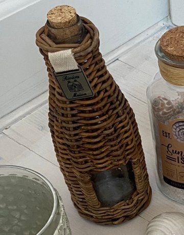 Riviera Maison rattan fles, Ophalen of Verzenden, Glas, Bruin, Landelijk