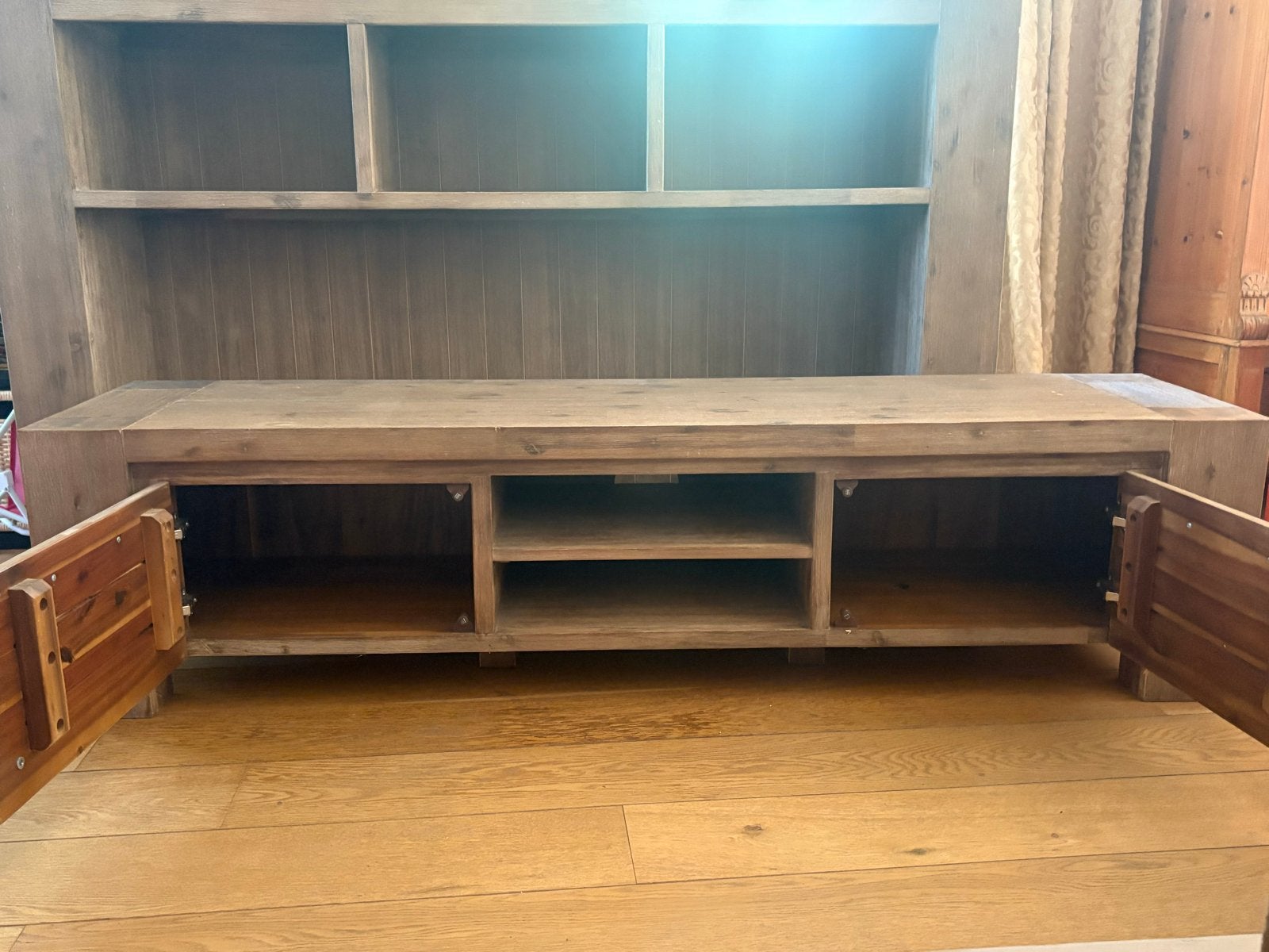 Robuust houten tv-meubel met opbergruimte en planken, Ophalen, Gebruikt, 150 tot 200 cm, 25 tot 50 cm