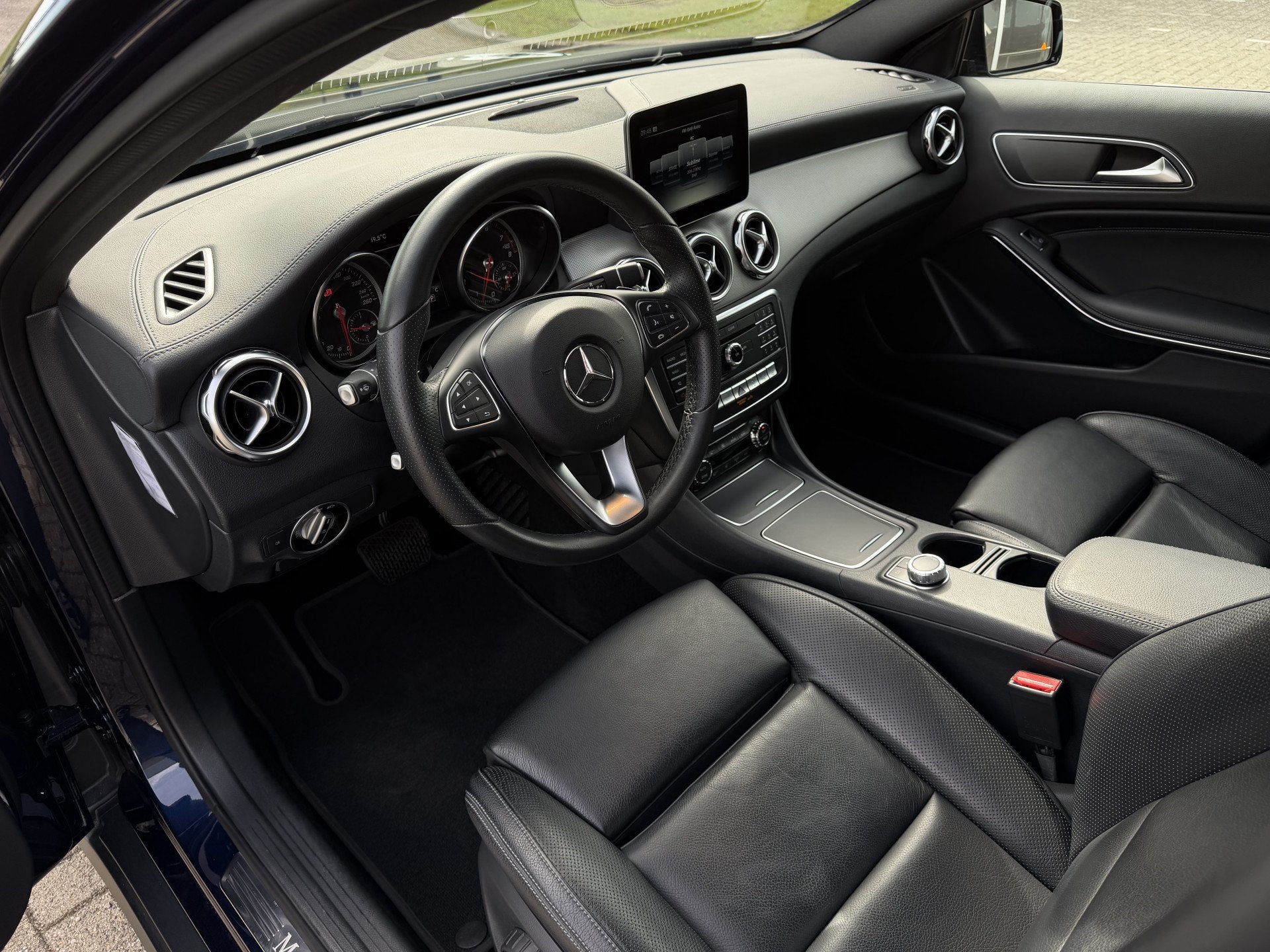 Mercedes-Benz GLA 250 Premium Plus / Automaat / Camera / Tre, Dealer onderhouden, 730 kg, Gebruikt, 4 cilinders