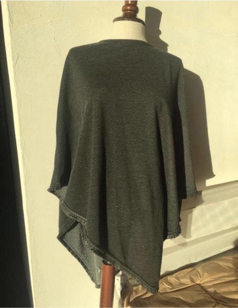 Nieuwe stijlvolle poncho Ulla Popken m/franjes donkergrijs, Kleding | Dames, Tops, Maat 38/40 (M), Nieuw, Ophalen of Verzenden