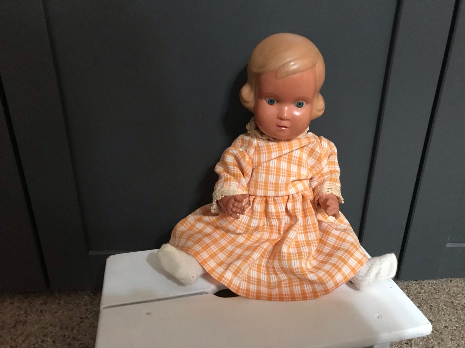 Vintage Babypop met Oranje Geruite Jurk - Jaren '50, Ophalen of Verzenden, Gebruikt, Babypop