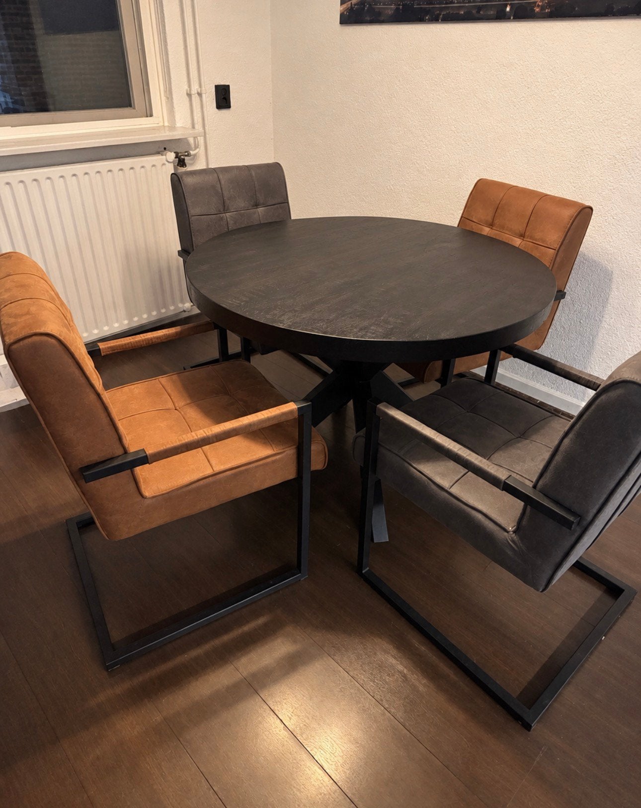 Ronde eettafel donker + 4 industriële eetkamerstoelen – €260, Tuin en Terras, Ophalen, 4 zitplaatsen, Eettafel, Zo goed als nieuw