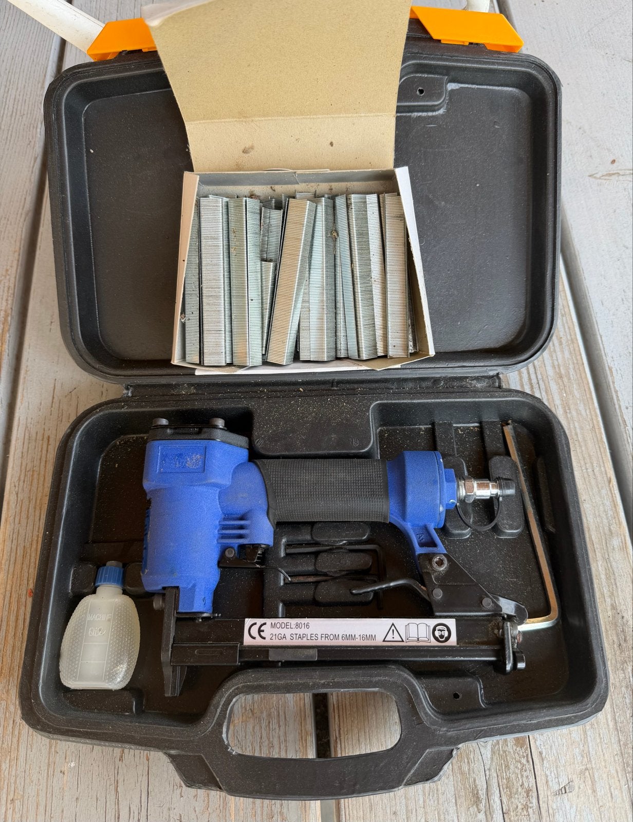 Pneumatische tacker met nietjes en olie, Ophalen, Zo goed als nieuw, Tacker/nietmachine