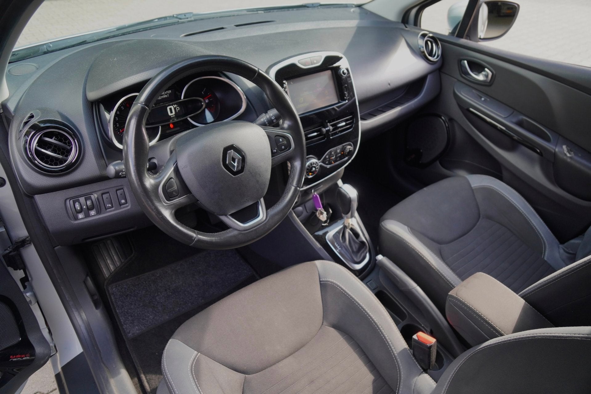 Renault Clio Estate 1.2 GT AUTOMAAT NAVI KEYLESS PDC LED CLI, Auto's, Stof, 615 kg, 19 km/l, 57 €/maand