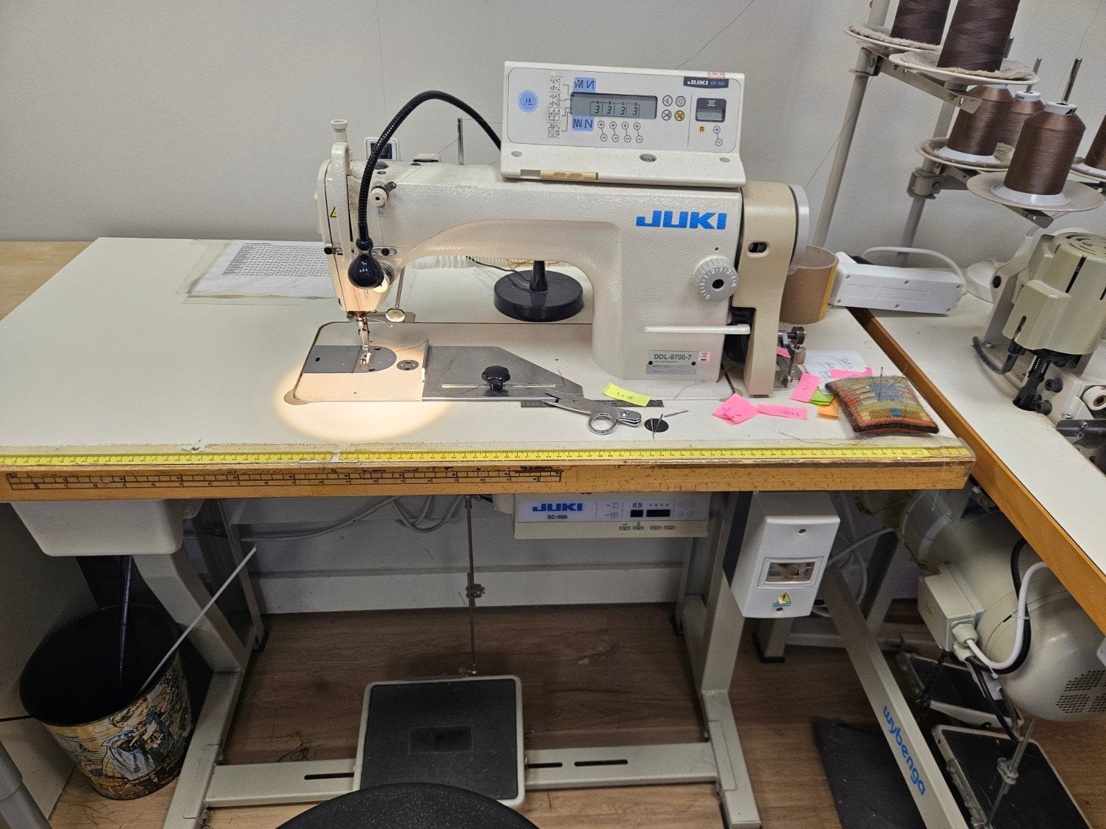 complete inventaris voor een gordijn/naaiatelier, Ophalen, Lockmachine, Overige merken