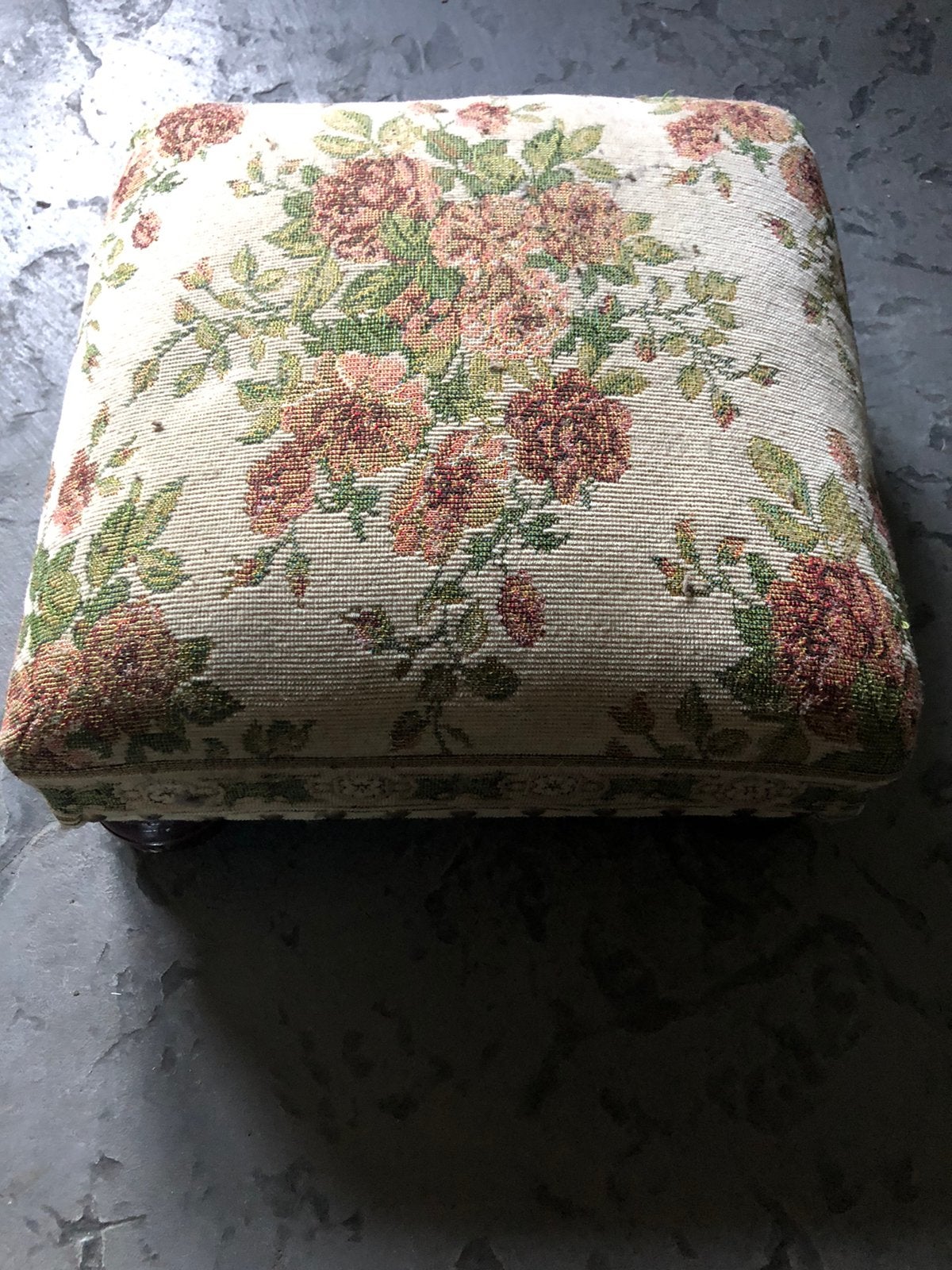 Vintage voetenbankje met gebroken wit/  rozen  gobelin stof, Minder dan 50 cm, Ophalen of Verzenden, Zo goed als nieuw, Stof