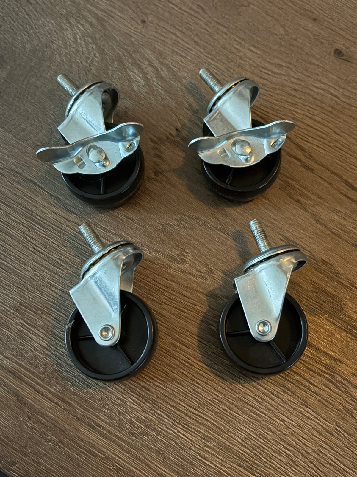 4 Zwenkwielen (2 geremd) - Diameter 50mm - Schroefdraad, Doe-het-zelf en Verbouw, Ophalen of Verzenden, Zo goed als nieuw