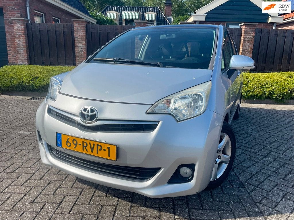 Toyota Verso-S 1.3 VVT-i Aspiration AUTOMAAT HOGE INSTAP NAV, Auto's, Toyota, Stof, Gebruikt, 4 cilinders, Bedrijf
