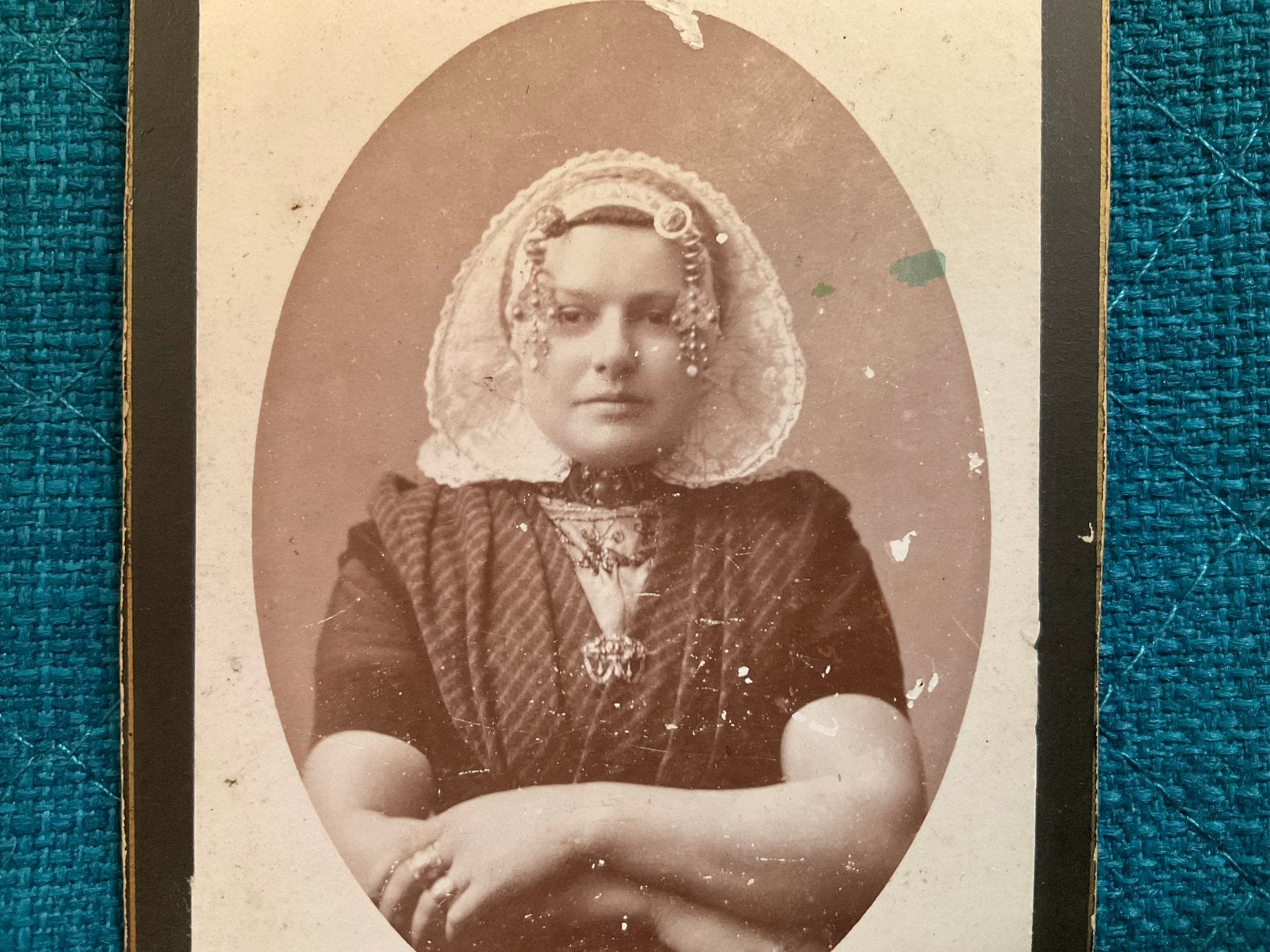 Cdv CW Bauer Middelburg Vlissingen klederdracht rond 1895, Ophalen of Verzenden, Voor 1940, Gebruikt, Klederdracht