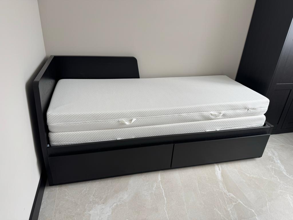 IKEA Flekke daybed met 2 Abygda matrassen - z.g.a.n., Ophalen, Zwart, Tweepersoons, Zo goed als nieuw