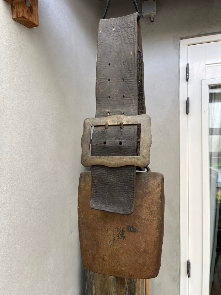 Oude handgemaakte koeienbel met leren band, Antiek en Kunst, Ophalen of Verzenden