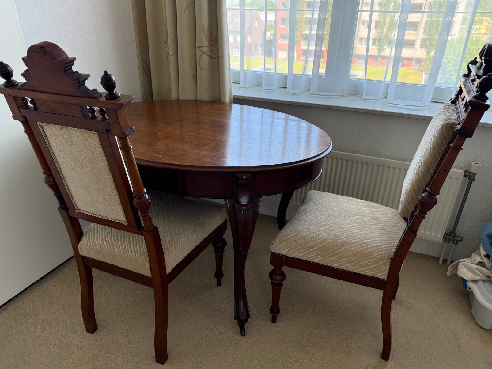 Klassieke houten tafel met 2 antieke stoelen, Antiek en Kunst, Antiek | Meubels | Tafels, Ophalen