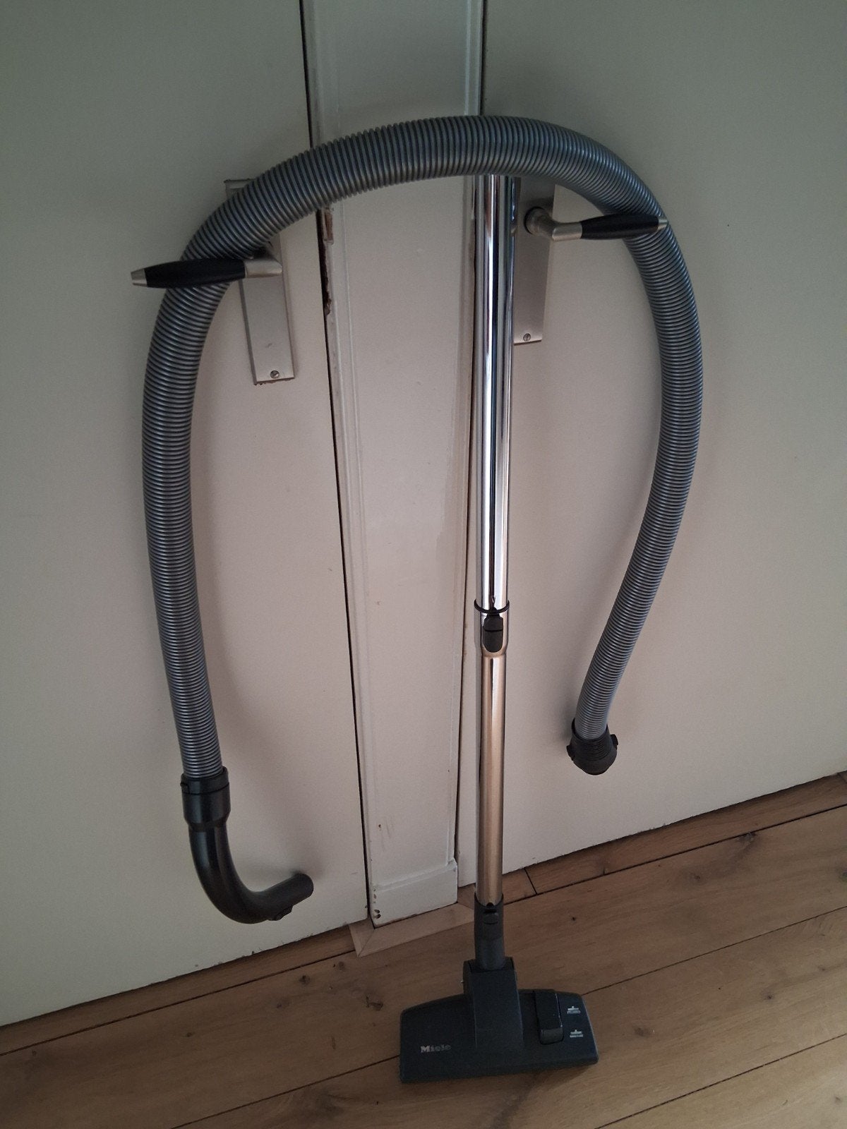 Miele stofzuıger hulpstukken: slang met mondstuk en borstel., Ophalen, Gebruikt, Sledestofzuiger, Miele