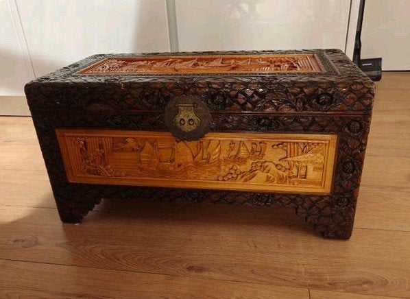 Antieke Chinese kist met houtsnijwerk, Antiek en Kunst, Ophalen