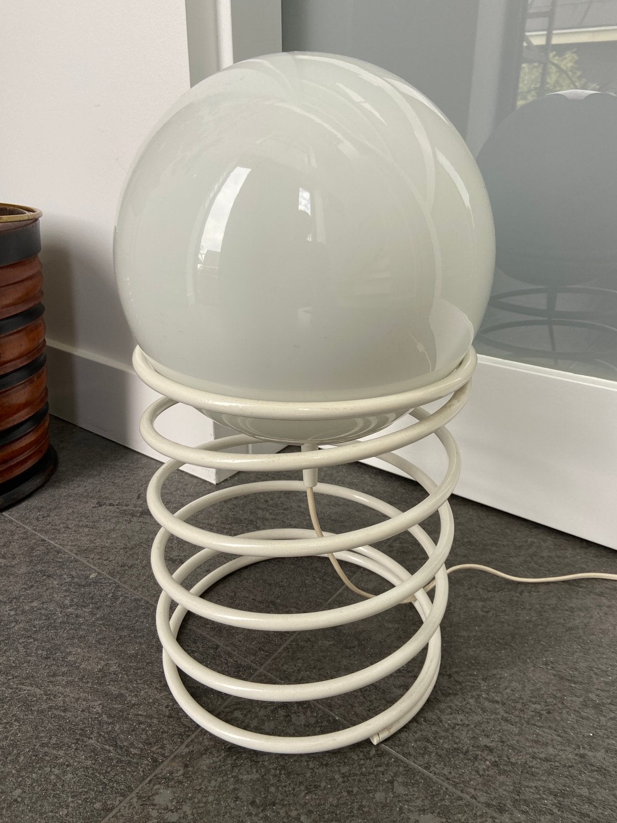 Vintage Spage Age tafellamp Woja spiraal voet glazen bol, Huis en Inrichting, 50 cm, Gebruikt, Vintage, Wit