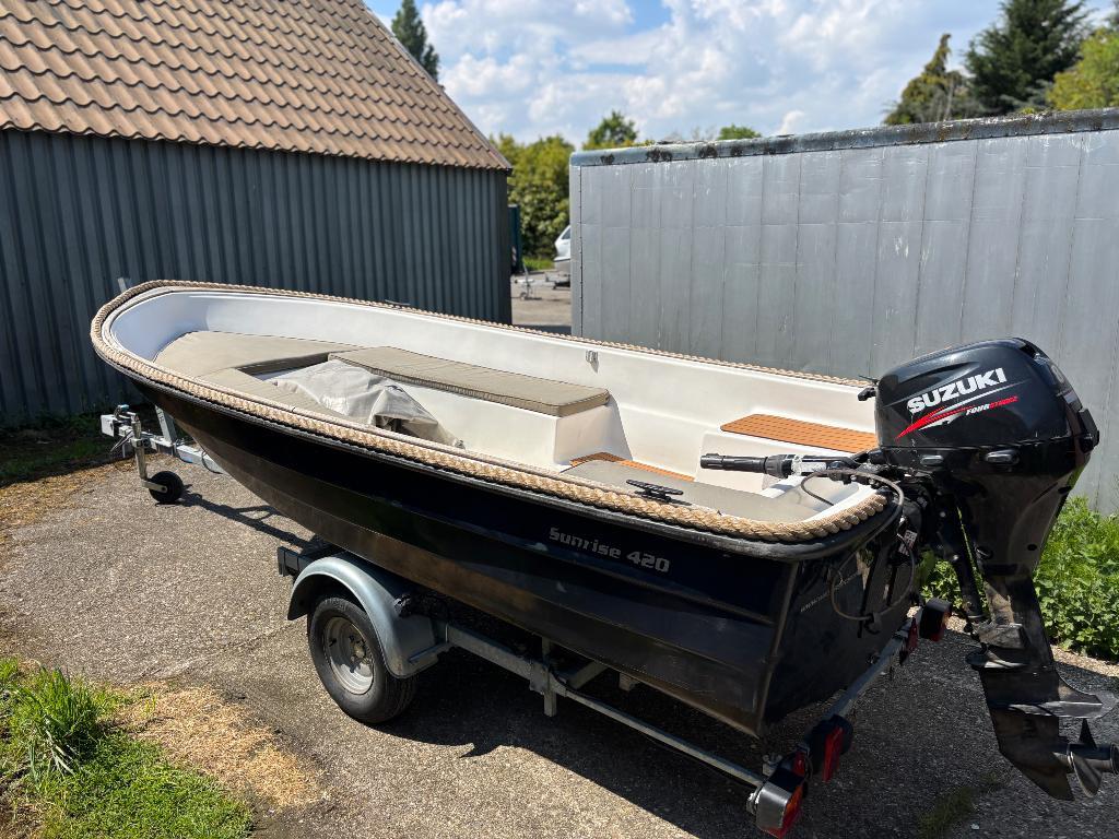 Leuke Sunrise 4.20 sloep met 8 pk motor en fijne trailer, Watersport en Boten, Sloepen, Gebruikt, 4 m, Rondzit, Grachtenboot
