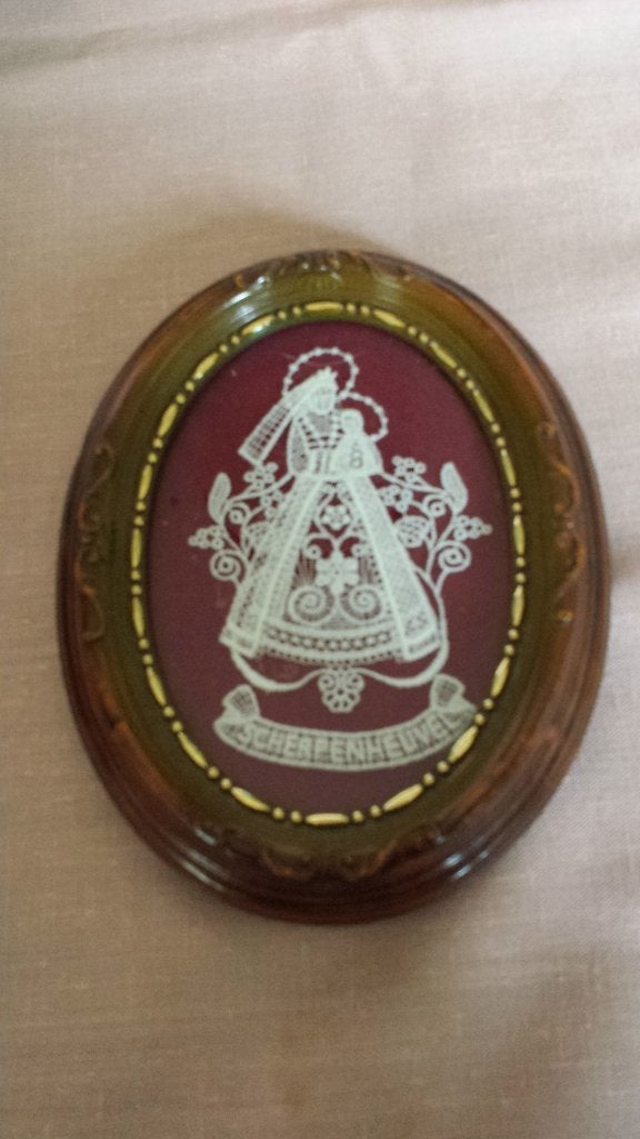 Medaillon O.L.V. van Scherpenheuvel <> Kantkloswerk, Hobby en Vrije tijd, Kantklossen, Gebruikt, Klos(sen), Ophalen of Verzenden