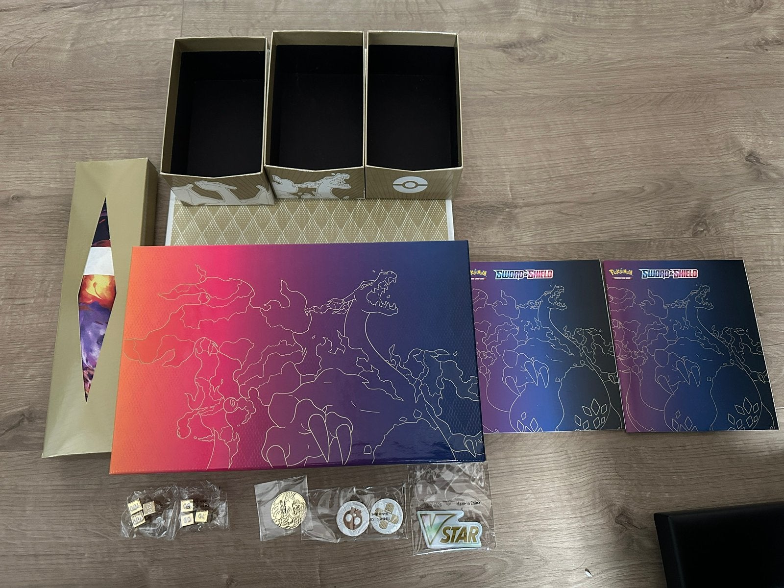 Charizard sword & shield ultra premium box zonder kaarten, Ophalen of Verzenden, Zo goed als nieuw