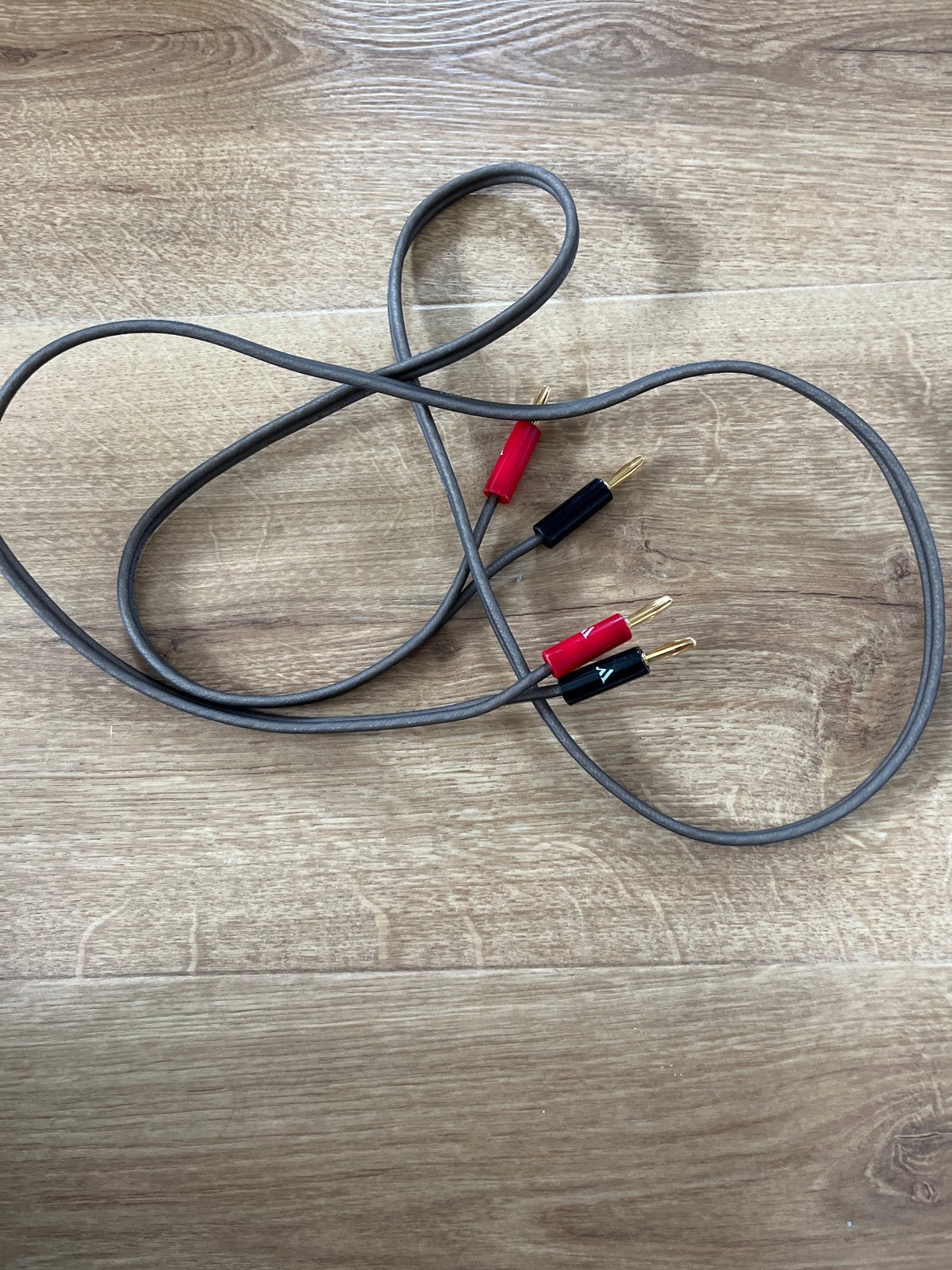 Speakerkabel met 4 Argon bananenstekkers - Hi-fi Klubben, Ophalen of Verzenden, Zo goed als nieuw, Minder dan 2 meter, Luidsprekerkabel