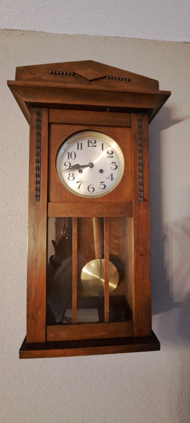 Antieke houten wandklok met slinger, Ophalen