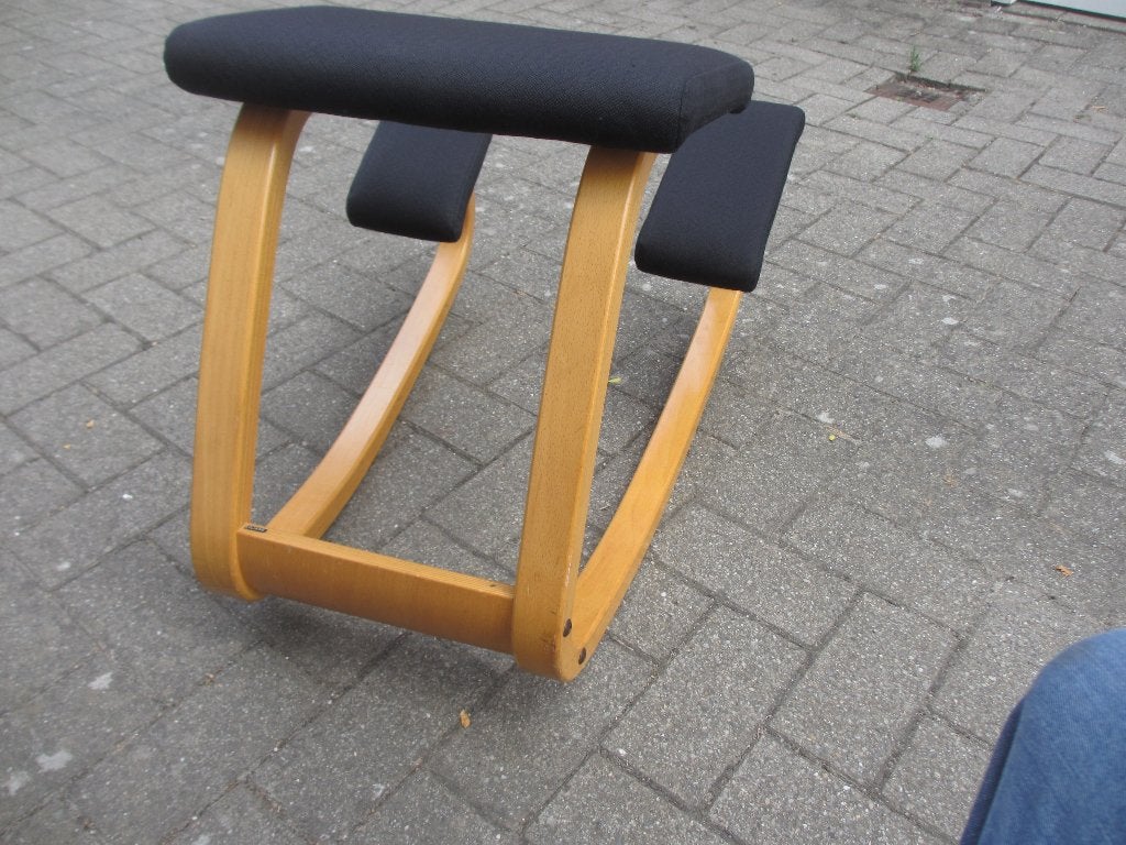 Stokke Varier balans design kniestoel, Gebruikt, Zwart, Ophalen of Verzenden, Bureaukruk