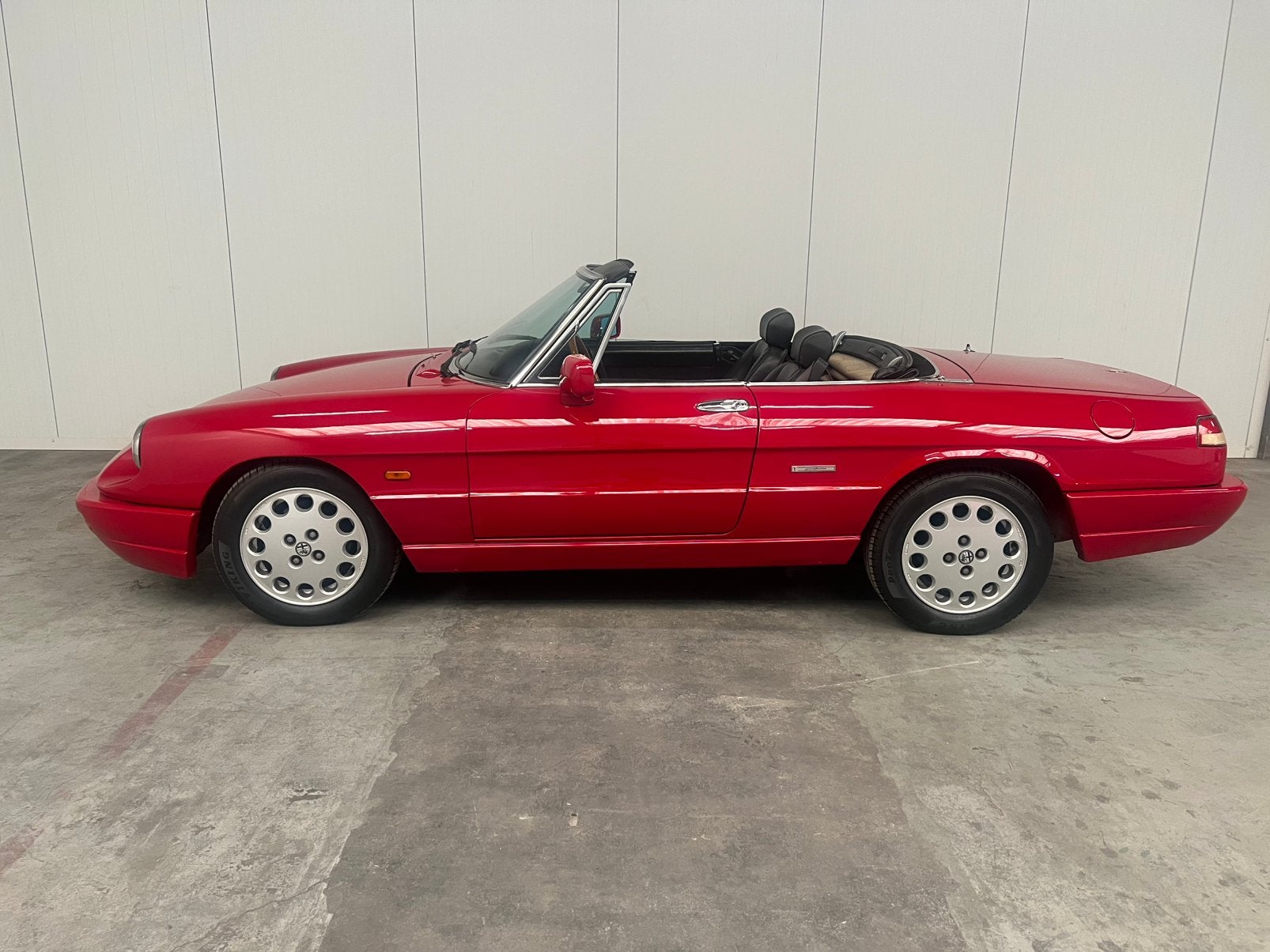 Alfa romeo spider rood