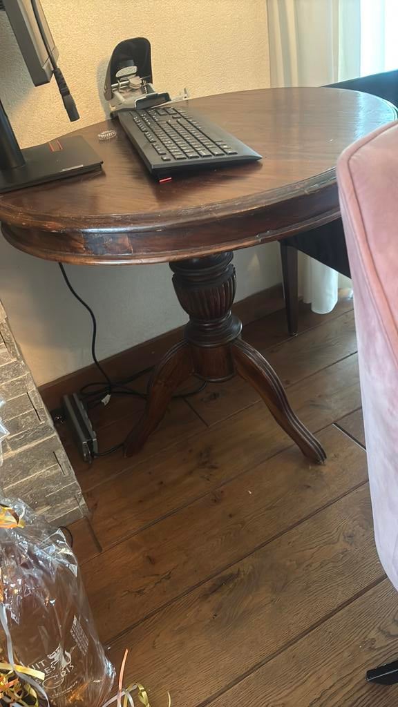 Mooi antiek rond tafel, Ophalen