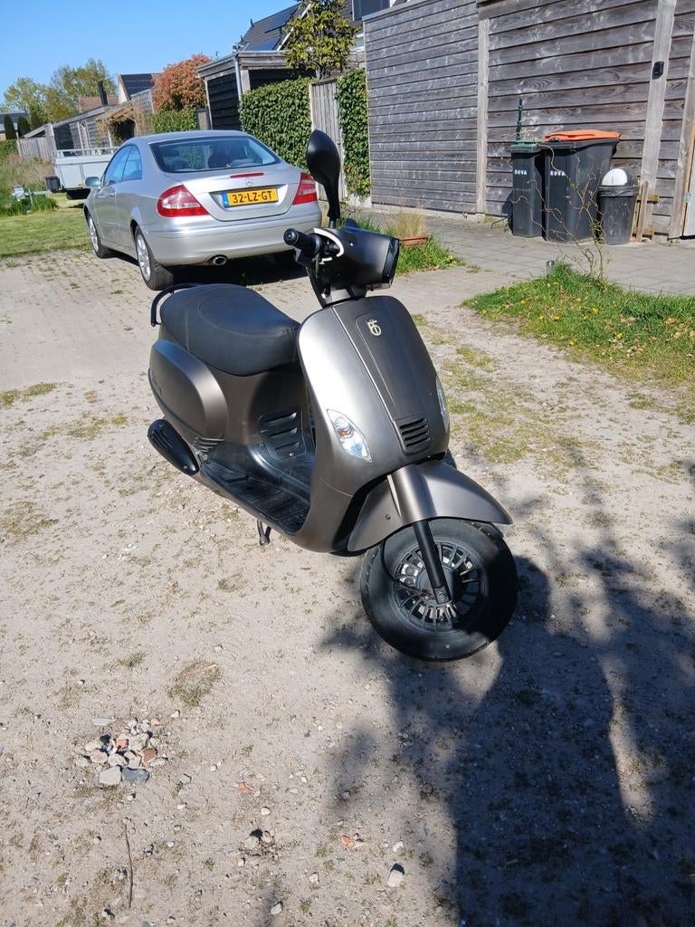 Btc riva geel kenteken weinig km, Fietsen en Brommers, Snorfietsen en Snorscooters, Zo goed als nieuw, Overige merken, Benzine