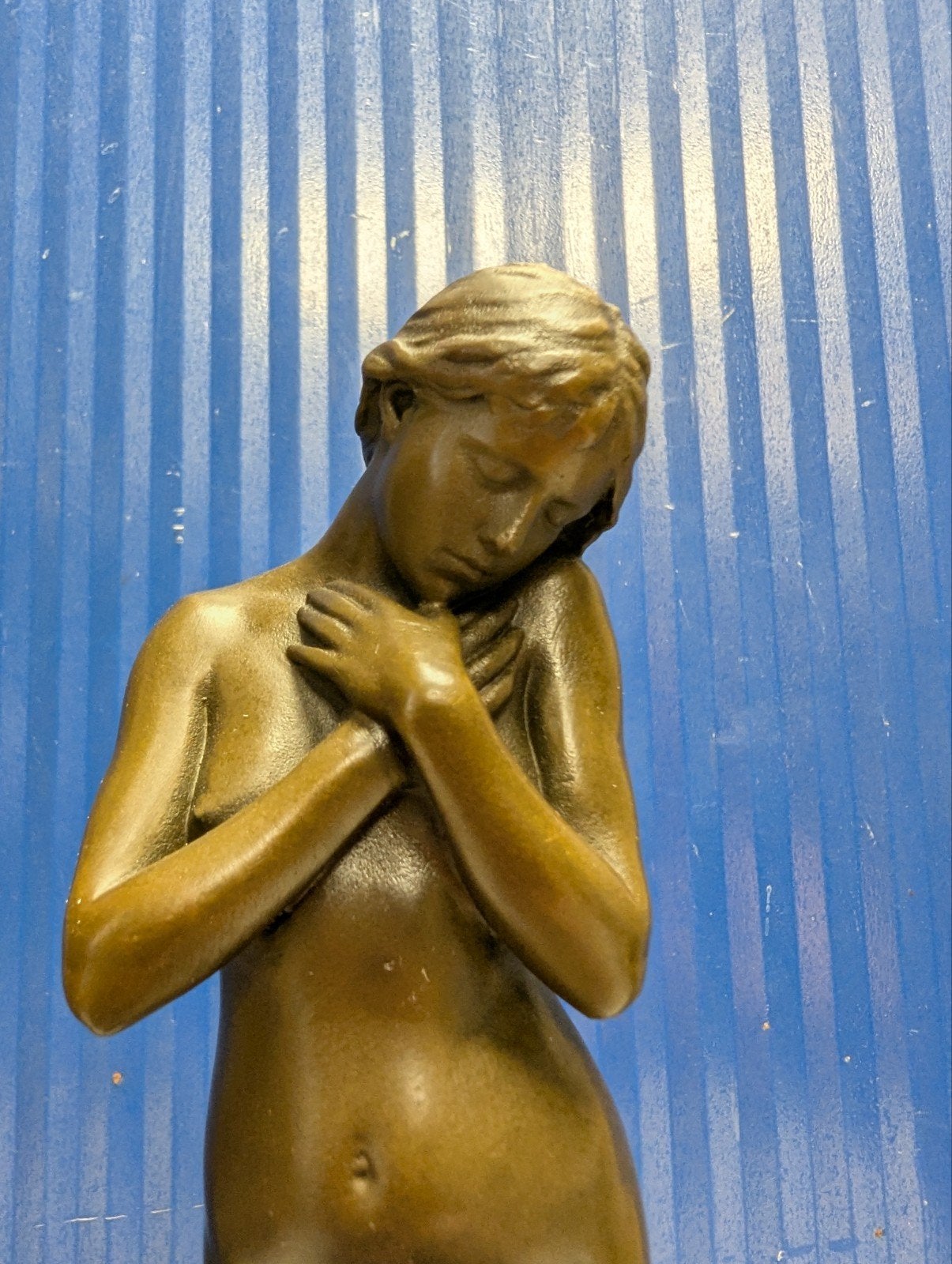 Bronzen beeldje van een naakte vrouw op sokkel, Gepatineerd, Ophalen of Verzenden, Brons, 20 - 50 cm