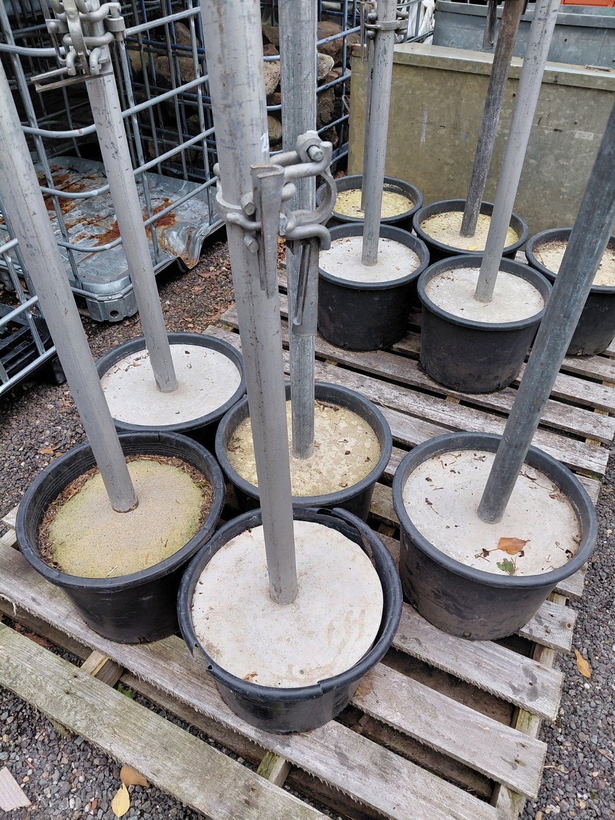 10 betonpoeren. Steigerbuis met betonvoet. Afzetting hekwerk, Ophalen, IJzer