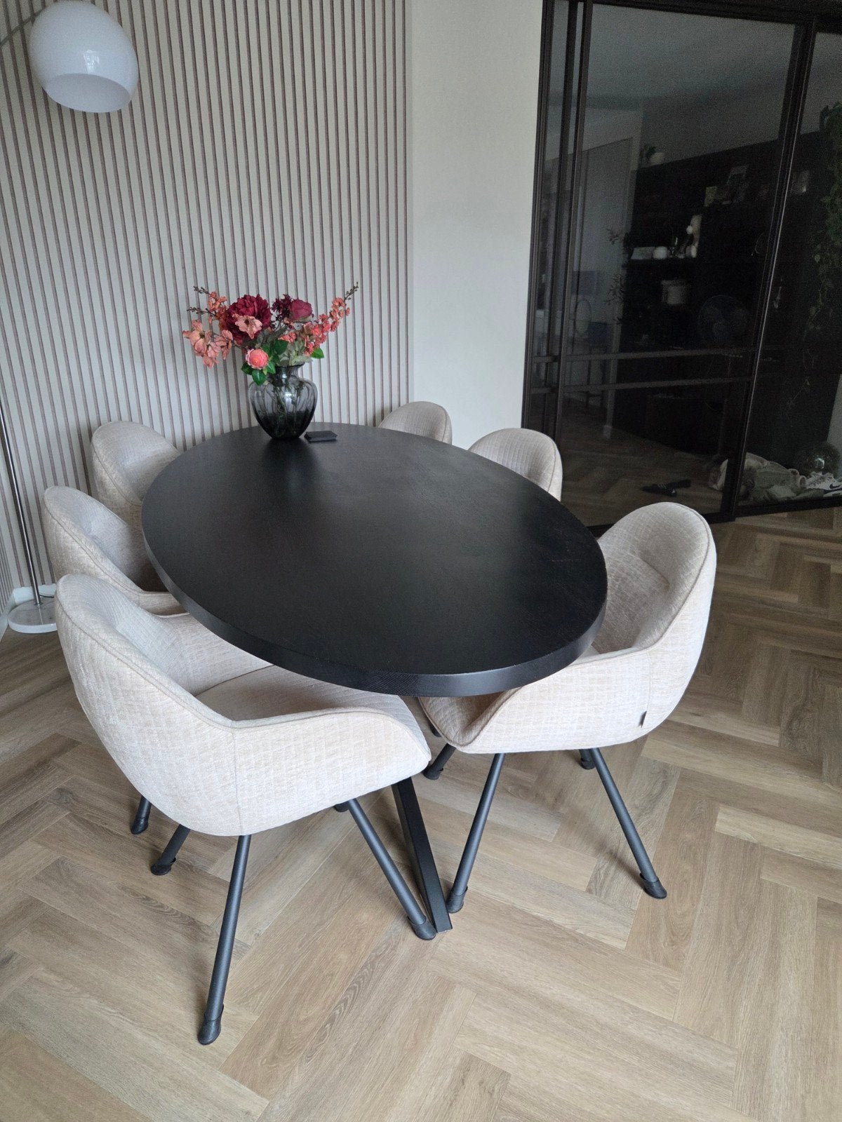 Zwarte ovale eiken eettafel met 6 Beige kleurige stoelen Hen, Huis en Inrichting, Ophalen, Gebruikt, 100 tot 150 cm, Eikenhout