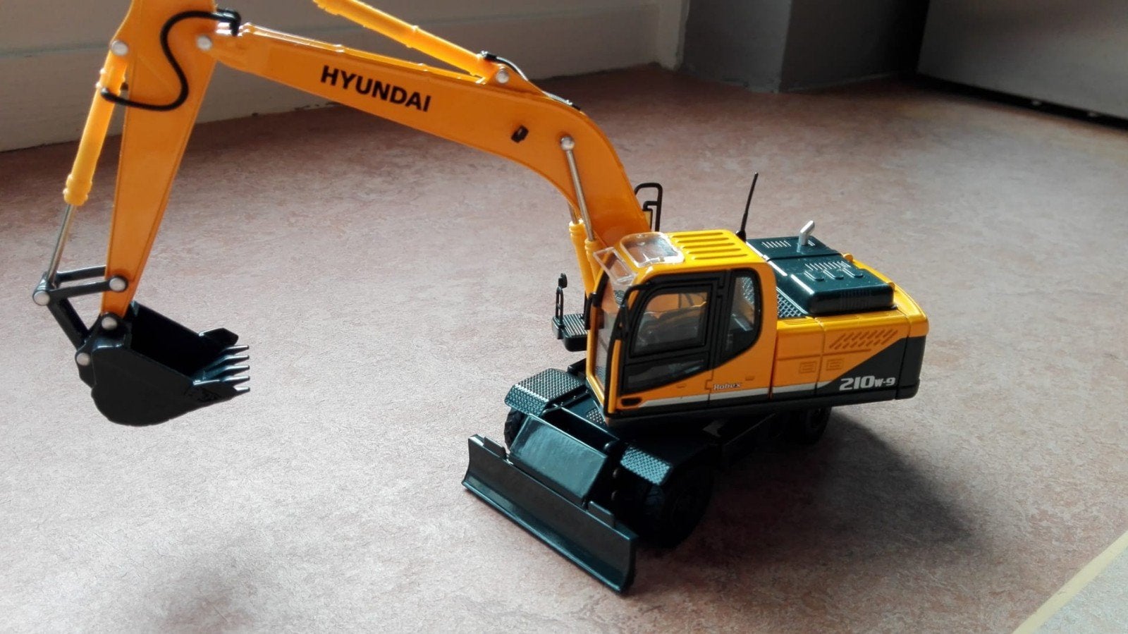 Hyundai ROBEX R210W-9 hydr bandenkraan schaal 1/40 in de OVP, Ophalen of Verzenden, Nieuw, Overige typen